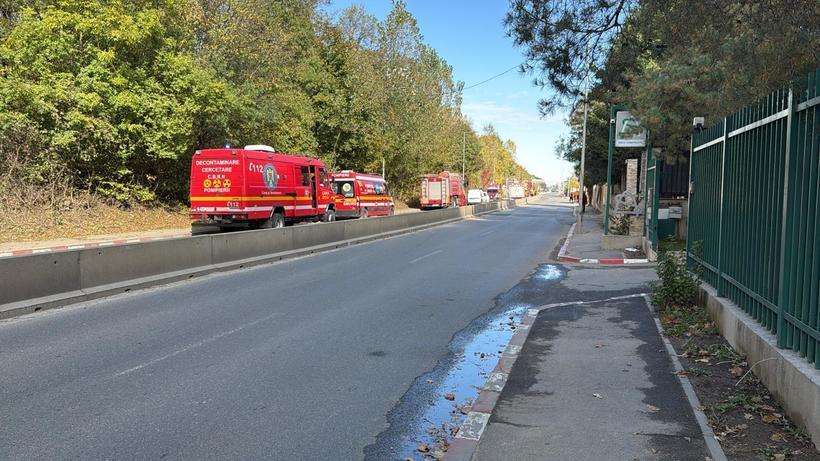  Zeci de oameni evacuaţi în Voluntari după ce un incendiu izbucnit la două autoturisme s-a extins la o ţeavă de alimentare cu gaz