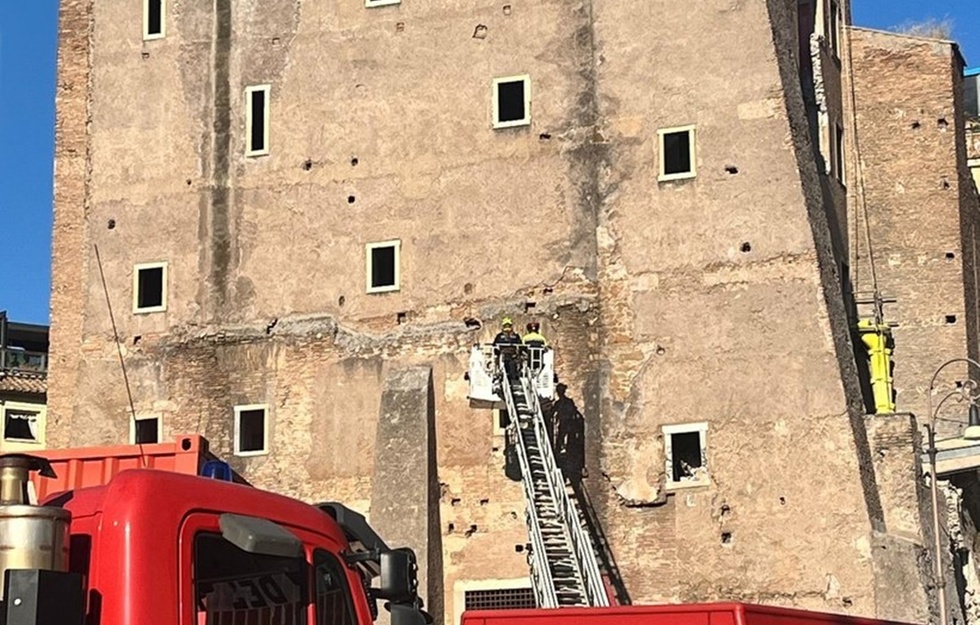 Muncitorul român care a rămas blocat după prăbuşirea unei părţi a unui turn medieval din centrul Romei a murit