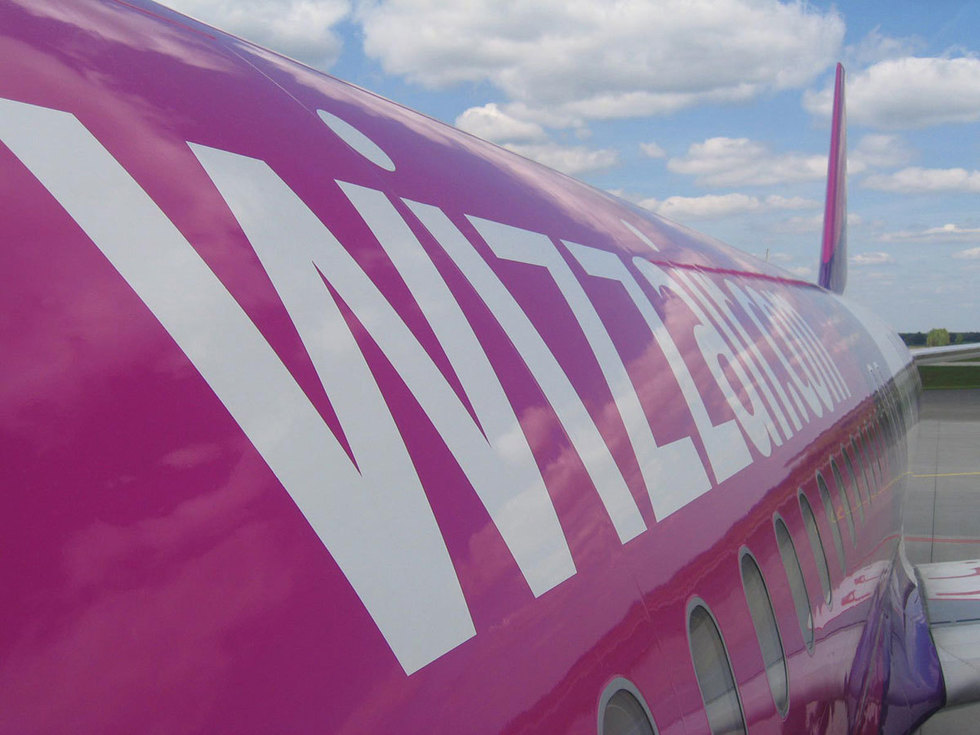 Incident aviatic pe Aeroportul Băneasa, după aterizarea unui avion Wizz Air. Pasagerii scoşi pe tobogan, după o flacără sub cabina aeronavei