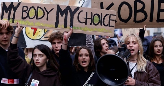 CEDO sancţionează Polonia pentru restricţionarea accesului la avort în cazul unei femei obligate să plece în străinătate