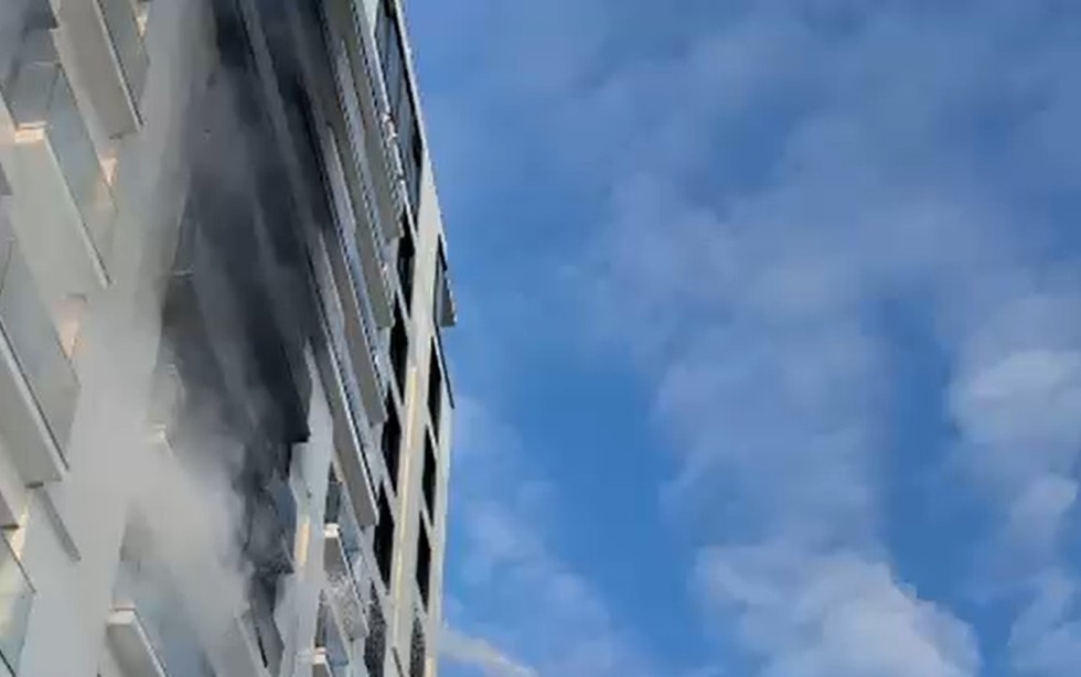 Incendiu major în Bucureşti: 17 oameni duşi la spital, un bărbat de 60 de ani este în stare gravă. 152 de persoane evacuate