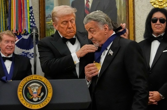 Trump, maestru de ceremonii la Kennedy Honors: Gaynor şi Stallone primesc o medalie Tiffany, după ce colierul în culorile curcubeului a fost considerat „vulgar”. Spectacolele drag queen, eliminate