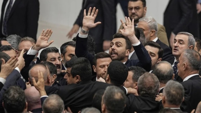VIDEO. Haos în Parlamentul Turciei: deputaţi la putere şi din opoziţie, implicaţi într-o încăierare la votul bugetului
