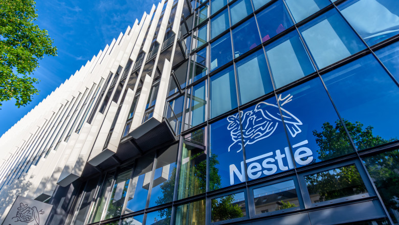 Nestlé retrage de la vânzare noi loturi de lapte praf pentru bebeluşi, din cauza unei toxine care poate provoca greaţă şi vărsături