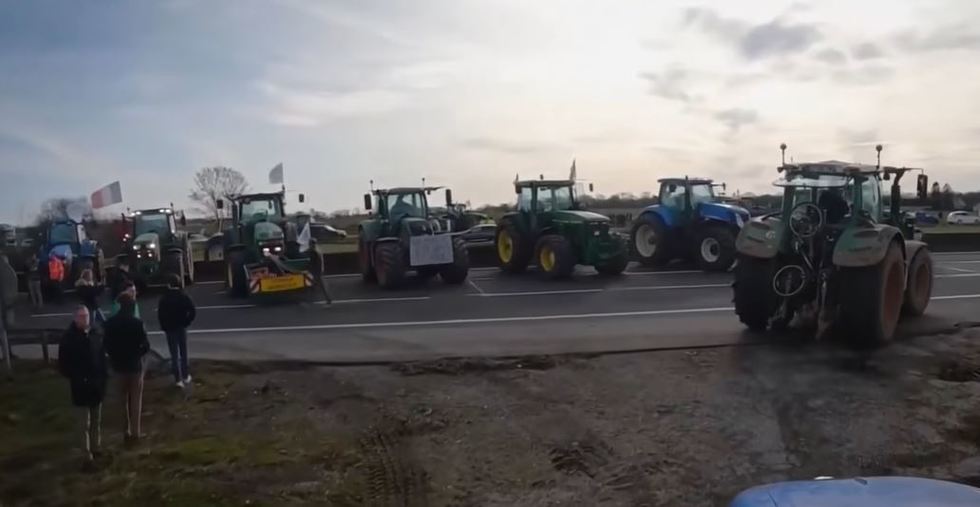 Fermierii francezi protestează cu tractoarele pe lângă turnul Eiffel