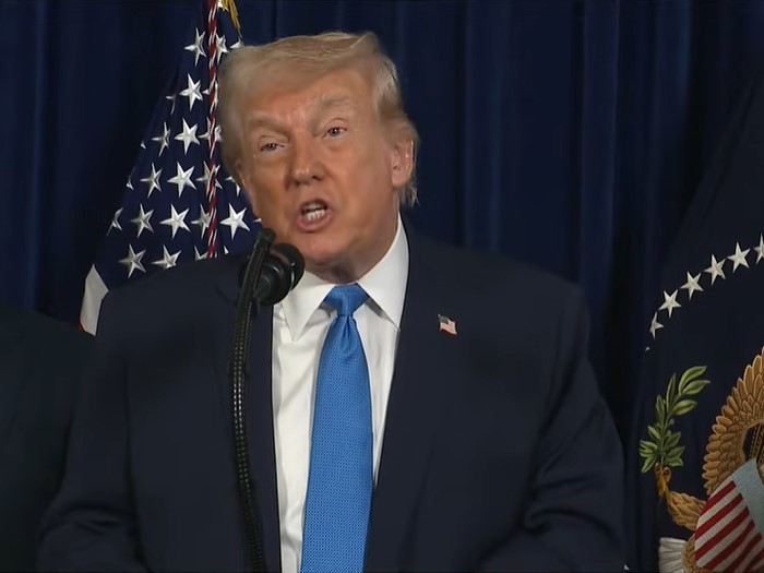 Trump îi îndeamnă pe iranieni să răstoarne regimul: „Continuaţi să protestaţi. Ajutorul este pe drum”