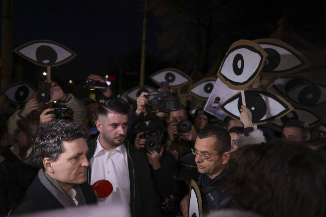 Nicuşor Dan a ieşit să discute cu protestatarii strânşi la Cotroceni. Ce a promis pe Justiţie