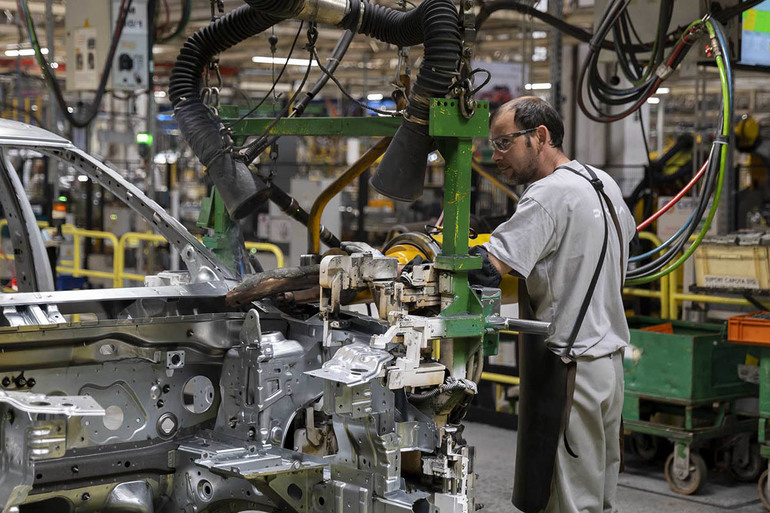 România, printre ţările Uniunii Europene cu cele mai ample scăderi ale producţiei industriale