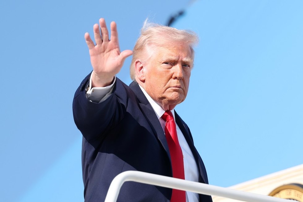 Donald Trump anunţă redeschiderea Strâmtorii Ormuz în plină criză. „Este deschisă permanent”