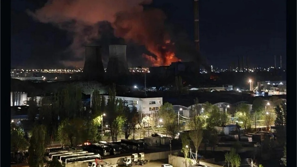 Explozie urmată de incendiu la CET Vest, în Bucureşti. Au ars 30 de tone de ulei