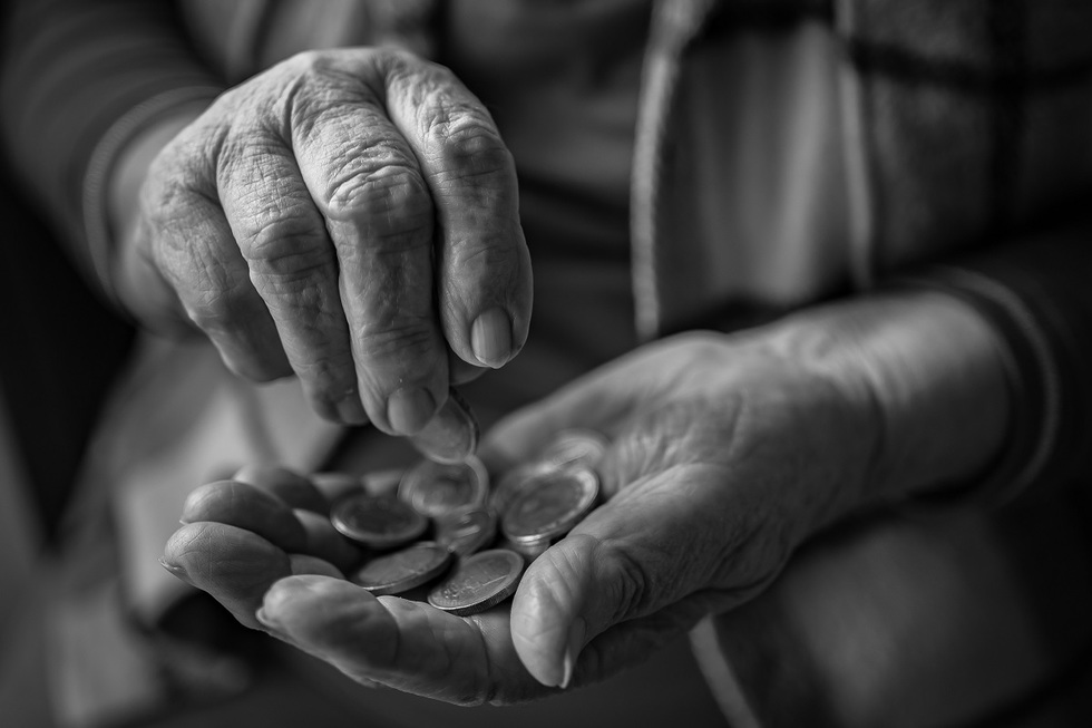 Pensionarii îşi primesc ajutoarele de la stat abia acum, deşi trebuiau să ajungă înainte de Paşte. Când intră, mai exact, banii