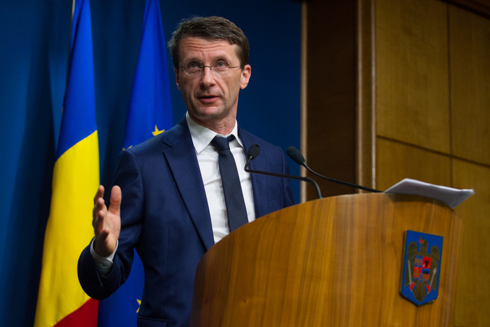 Leul se depreciază puternic pe fondul crizei politice. Reacţia BNR: „Situaţia se va mai calma”