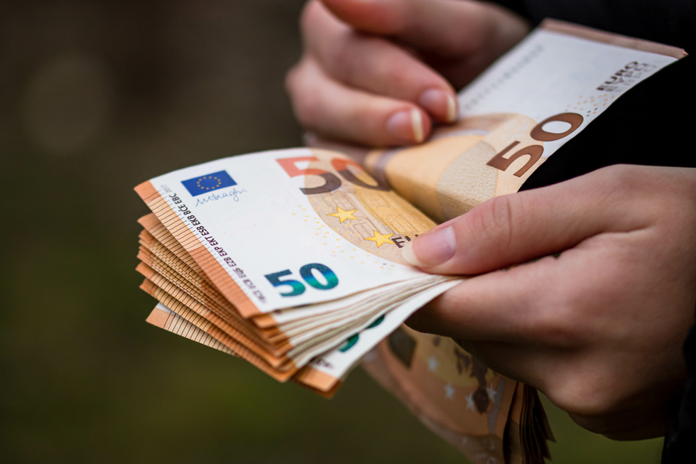 Euro continuă să se aprecieze în raport cu leul, cu o zi înainte de moţiune. Moneda a ajuns la un maxim istoric de 5,19 lei