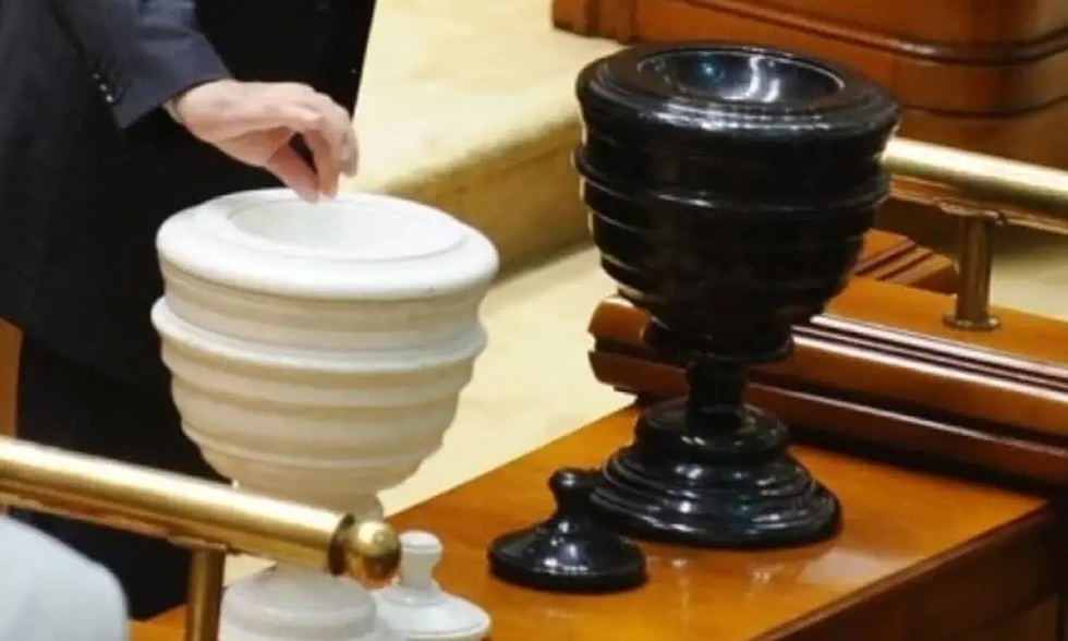 Povestea celor trei voturi anulate de la moţiune. Doi parlamentari au pus în urnă mărgele
