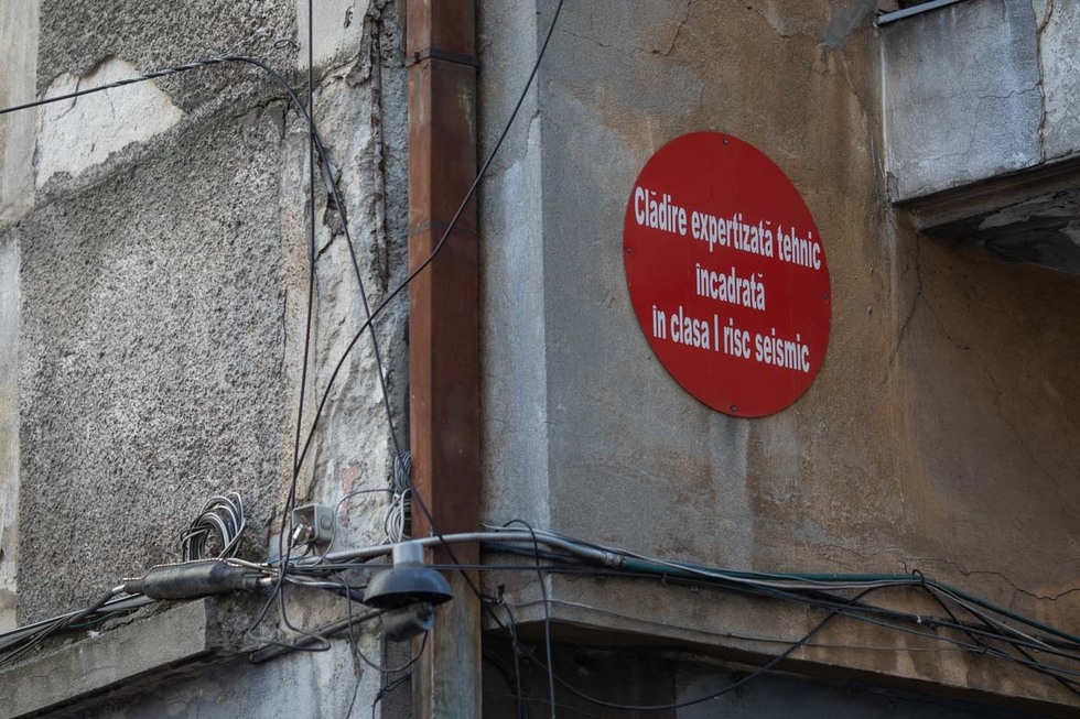 Proprietarii ar putea fi obligaţi să îşi consolideze singuri locuinţele cu risc seismic. Un nou proiect prevede sancţiuni dure