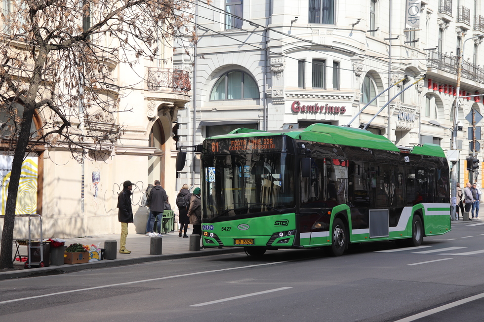 Percheziţii în Bucureşti şi alte judeţe. Mai mulţi şoferi STB sunt suspectaţi că ar fi furat peste o tonă de motorină şi piese de schimb