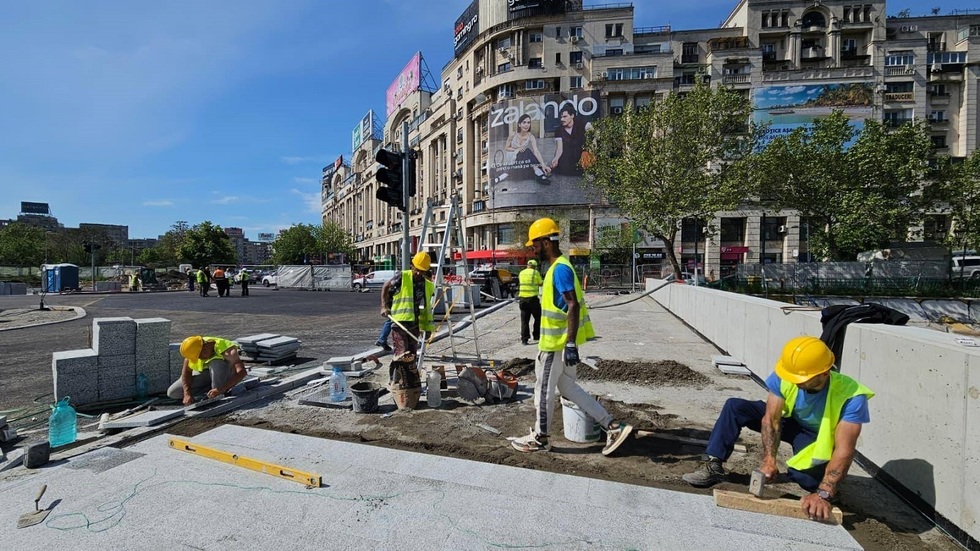 Veşti pentru şoferii din Bucureşti: o zonă din Piaţa Unirii va fi redeschisă traficului. Se montează deja semafoarele