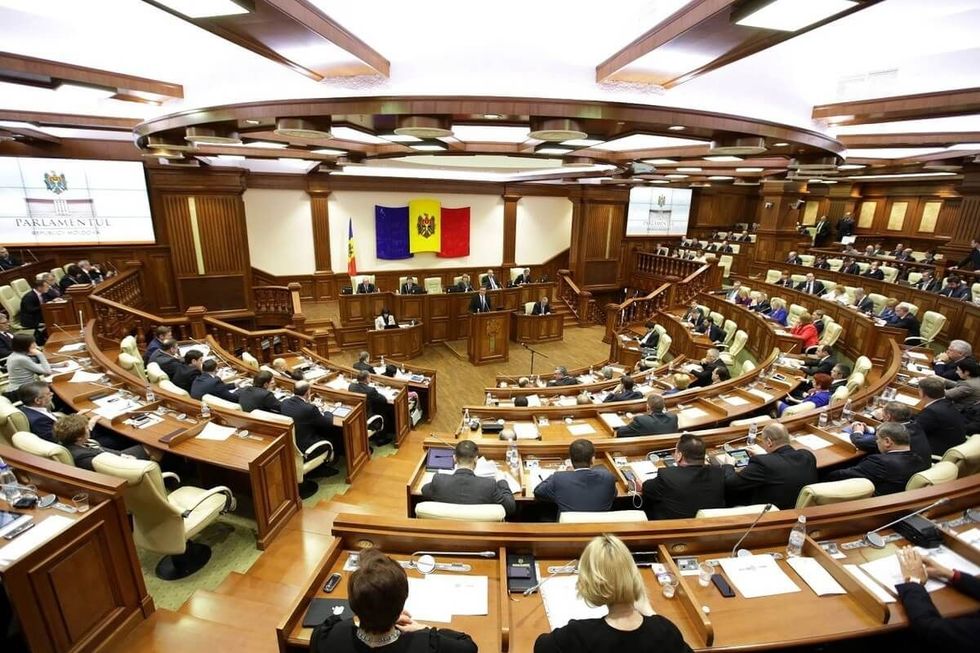 Deputaţii moldoveni vor putea vorbi în plen doar în limba română. Partidele pro-ruse au ieşit din Parlament în semn de protest