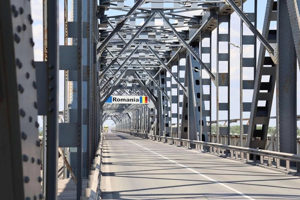 Noi reguli de trafic pe podul Giurgiu–Ruse: circulaţia este dirijată permanent de piloţi CNAIR. Staţionarea vehiculelor este strict interzisă pe toată structura