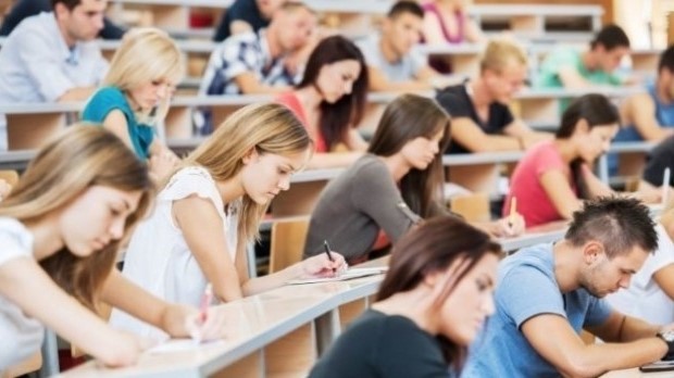 USR vrea să oprească vânzarea de lucrări de licenţă, masterat şi doctorat. Ce prevede proiectul de lege depus în Parlament