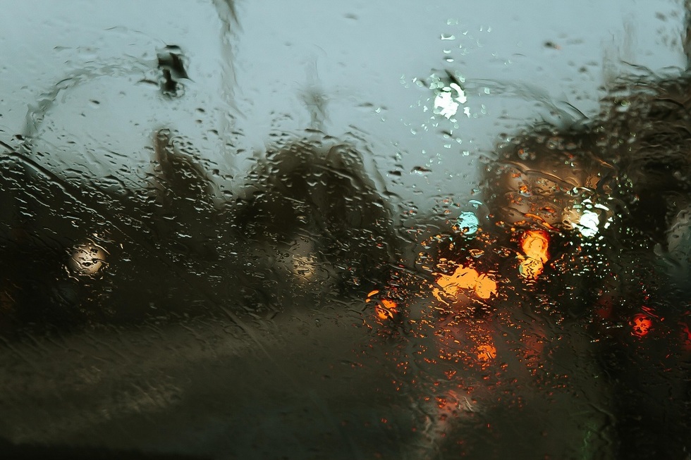 Bucureştiul şi patru judeţe intră sub Cod Galben de furtuni şi ploi torenţiale. Meteorologii avertizează că vremea se răceşte accentuat în sudul ţării