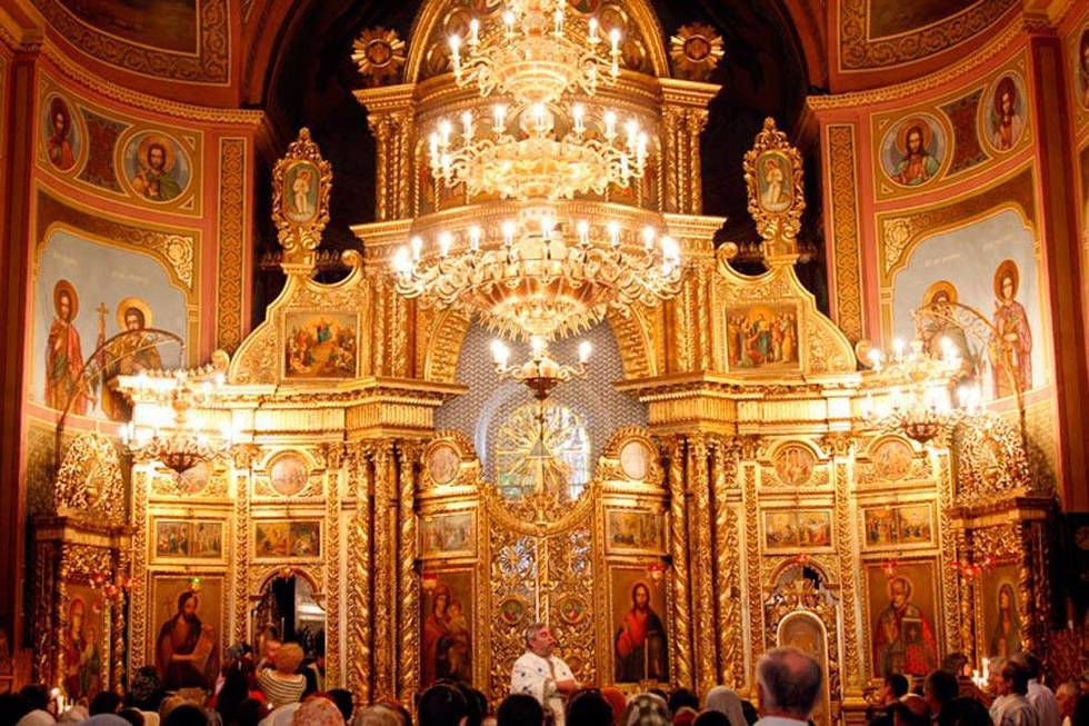 Triplă sărbătoare pentru români, pe 21 mai. Sfinţii Constantin şi Elena, Înălţarea şi Ziua Eroilor sunt sărbătorite în aceeaşi zi