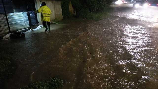 Ploile au făcut ravagii în ţară. Străzi închise, trafic îngreunat şi zeci de gospodării inundate