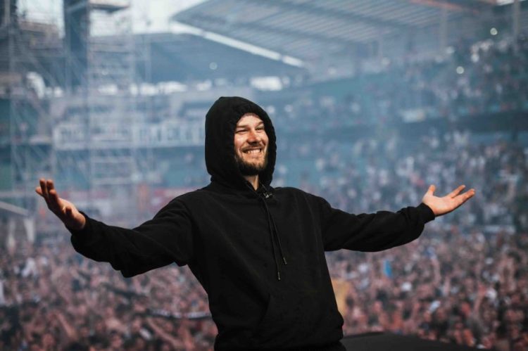 Concertul lui Max Korzh din Bucureşti a pus autorităţile în alertă. Miile de fani sunt supravegheaţi cu drone şi elicoptere de poliţie şi jandarmerie