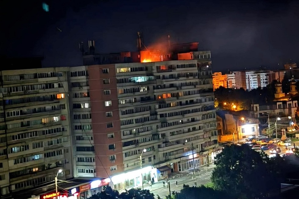 Cine sunt victimele exploziei provocate de drona căzută pe blocul din Galaţi. O mamă şi copilul ei au ajuns la spital cu arsuri