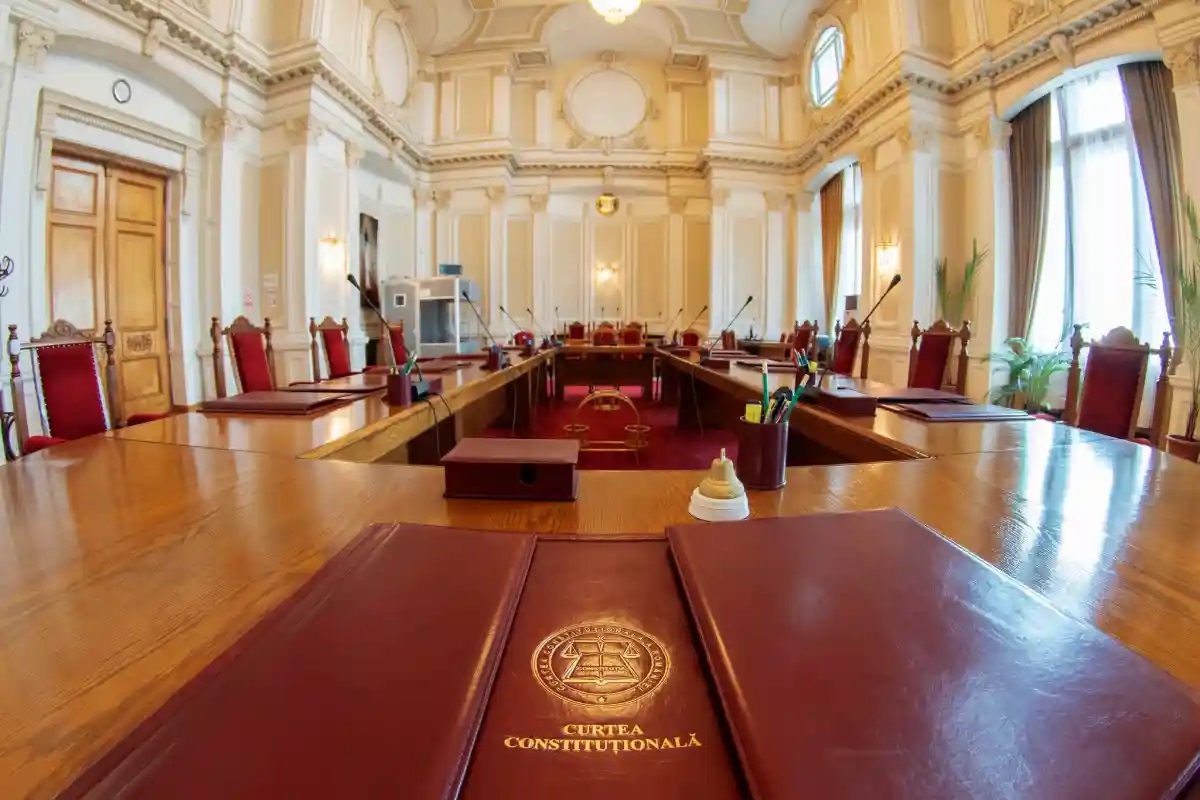 CCR analizează legea privind implementarea Programului SAFE. Deputaţii contestă extinderea reglementărilor către PNRR, administraţia locală şi achiziţiile publice