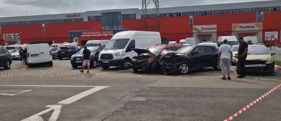 Accident în parcarea unui centru comercial din Bucureşti. O şoferiţă a lovit 12 maşini, iar 2 persoane au fost rănite