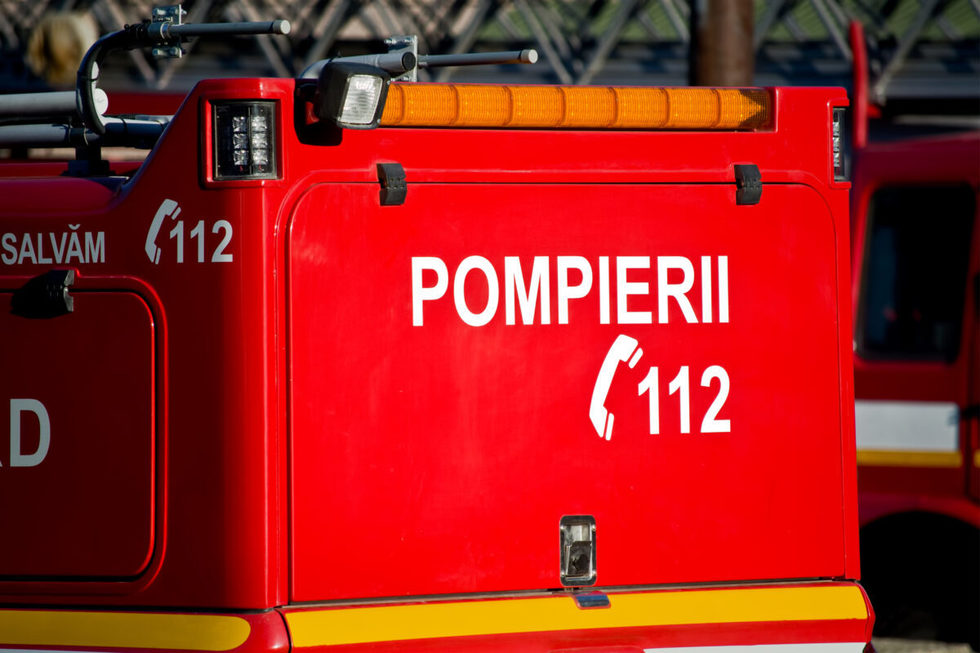 Incendiu într-un apartament din Slatina, peste 20 de locatari au fost evacuaţi. O femeie de 69 de ani a ajuns la spital cu arsuri