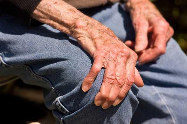 Azile ilegale descoperite în Bihor. Ministrul Muncii: „Nimeni nu poate lua pe persoană fizică în îngrijire sute de bătrâni vulnerabili”