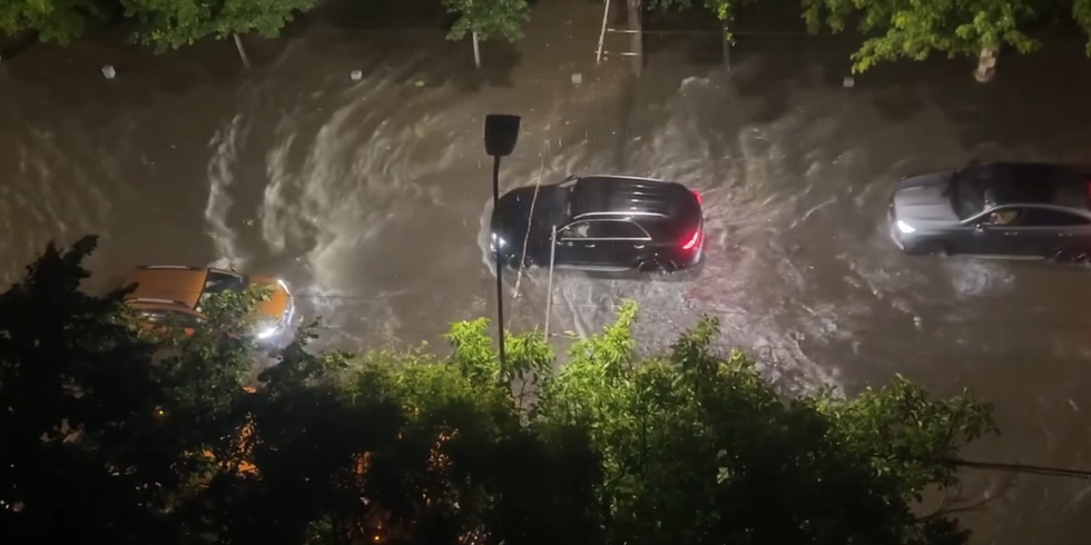 Furtuna a făcut ravagii în Bucureşti şi în ţară. Aproape 2.000 de apeluri la 112, zeci de localităţi afectate şi sute de maşini avariate