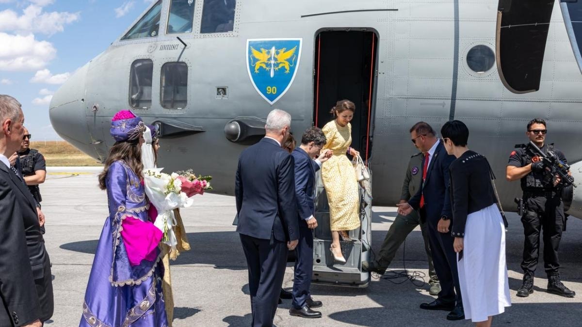 Preşedintele Nicuşor Dan a ajuns la Ankara, la summitul NATO. Şeful statului şi partenera sa, întâmpinaţi de ministrul Comerţului din Turcia