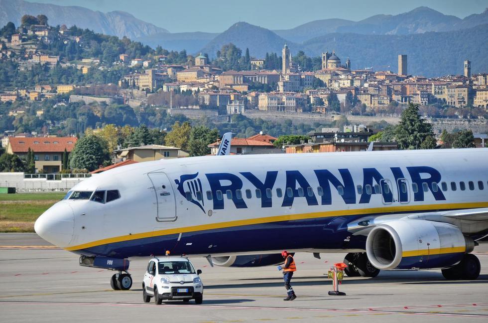 Incident grav la bordul unui avion Ryanair. Un geam s-a spart, iar pasagerul din apropiere a fost parţial aspirat în afara aeronavei