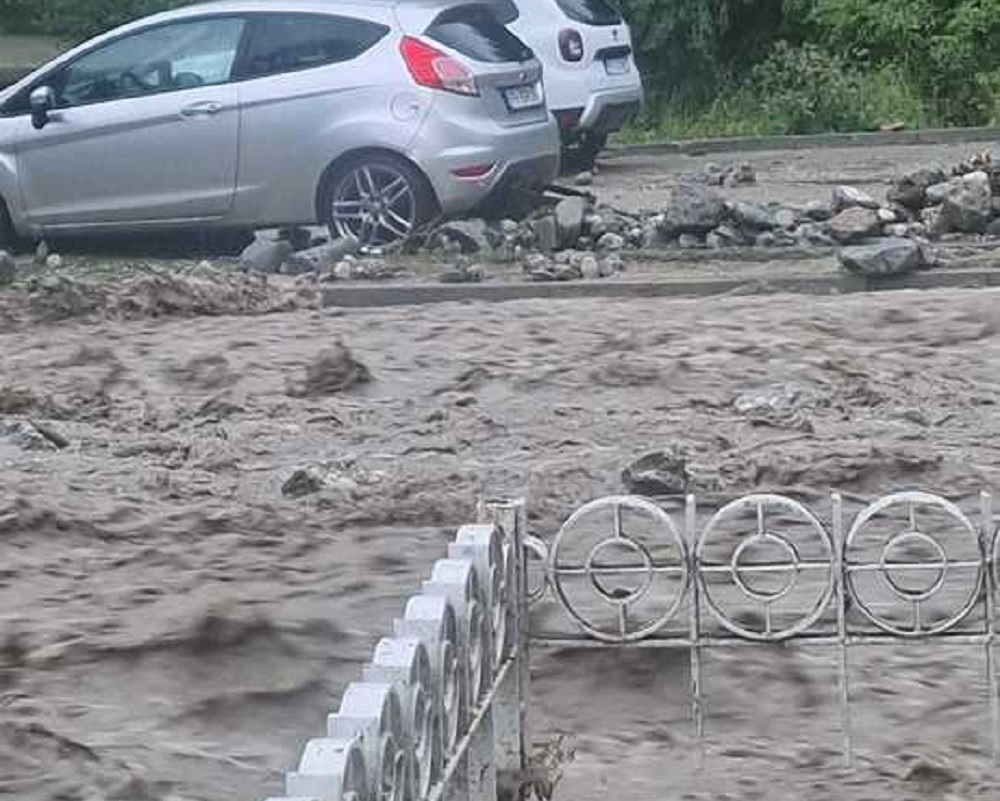 UPDATE. Staţiunea Buşteni, lovită de o viitură puternică. O femeie a fost luată de ape, iar un cartier a rămas izolat