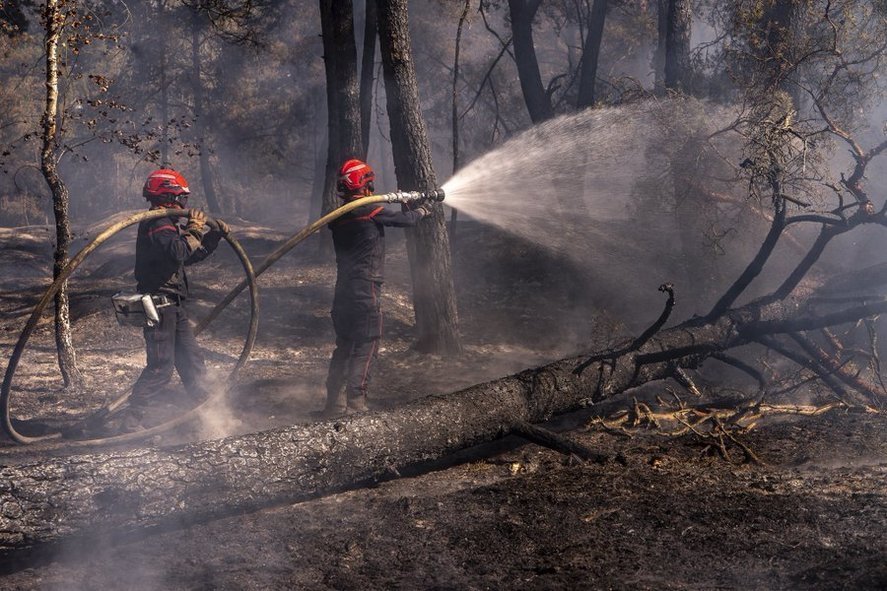 Franţa se confruntă cu incendii devastatoare. Flăcările au afectat peste 60.000 de hectare. Macron: „Cea mai dificilă situaţie de la al Doilea Război Mondial încoace” 