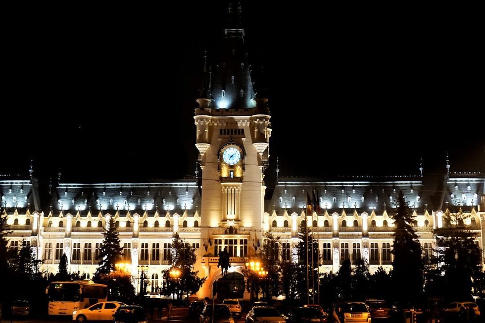 Primăria oraşului Iaşi a anunţat că renunţă parţial la iluminatul stradal pe timp de noapte. Intervalul în care luminile vor fi stinse