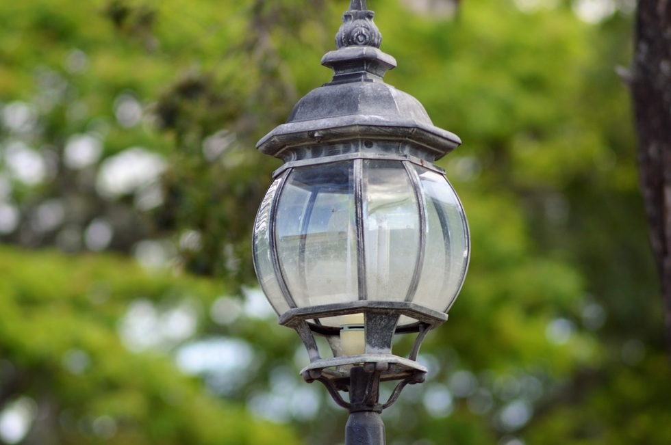 O comună din România stinge luminile pentru a reduce cheltuielile. „Vom relua iluminatul când vom avea resurse”
