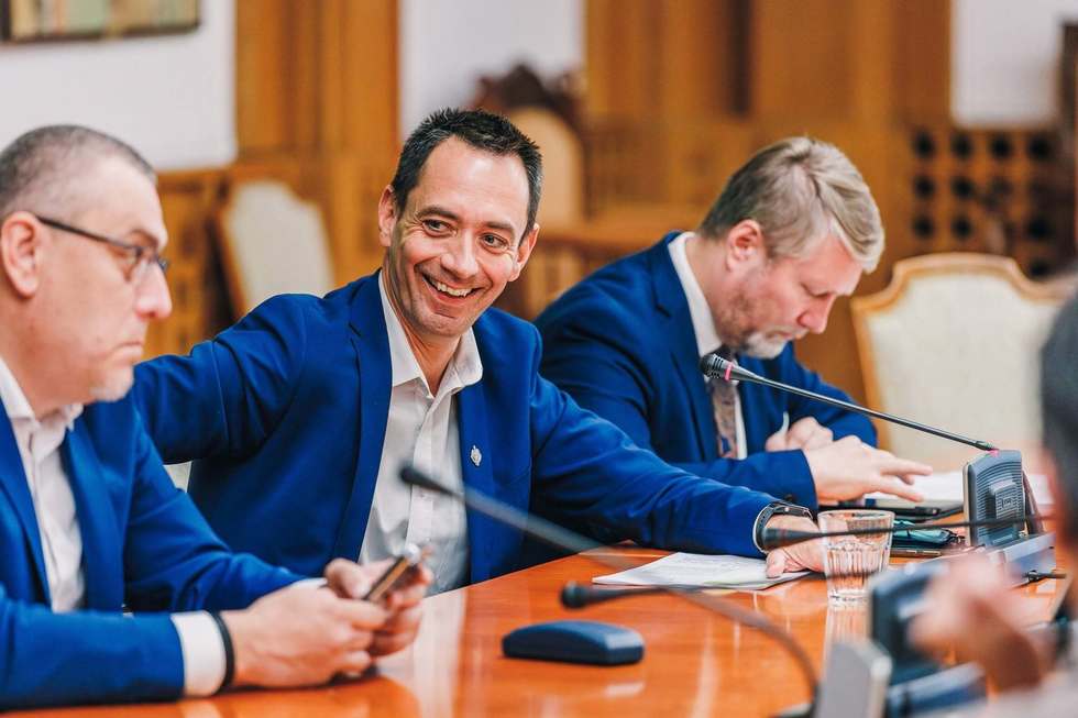 Proiectul AUR privind sărutarea obligatorie a drapelului, criticat dur de UDMR. Csoma Botond: „Acum s-ar dori readucerea aceleiaşi mentalităţi”