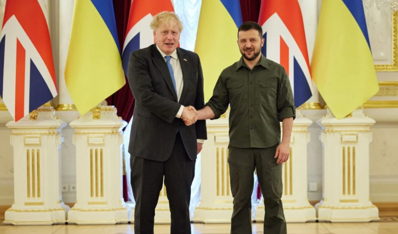 Fostul premier britanic Boris Johnson şi alţi demnitari, evacuaţi dintr-un tren în Ucraina după un atac cu dronă