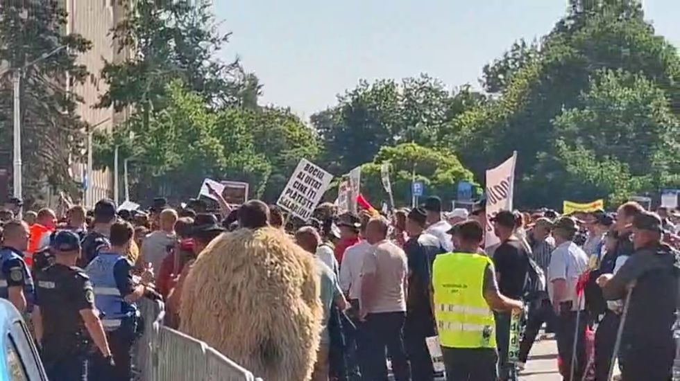 Protest neautorizat al fermierilor în faţa Guvernului. Autorităţile anunţă controale şi posibile restricţii