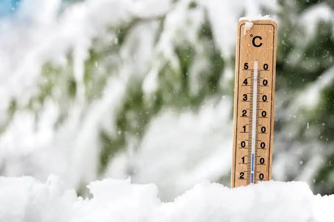 Schimbare radicală a vremii în România, începând de duminică. Temperaturile scad cu până la 15 grade, iar la munte vin lapoviţa şi ninsoarea