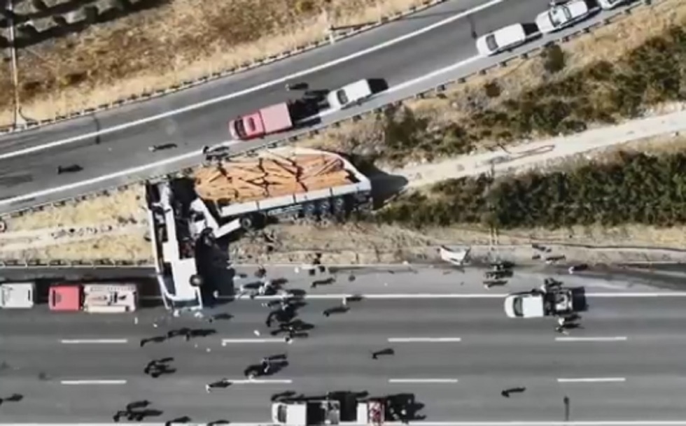 Un autocar de turism şi un TIR s-au ciocnit pe o autostradă din Turcia. 11 oameni au murit, iar alţi 27 au ajuns la spital