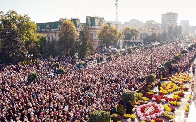Pelerinaj de Sfânta Parascheva. Peste 10.000 de oameni stau la rând la Catedrala Mitropolitană. Timpul de aşteptare este de câteva ore