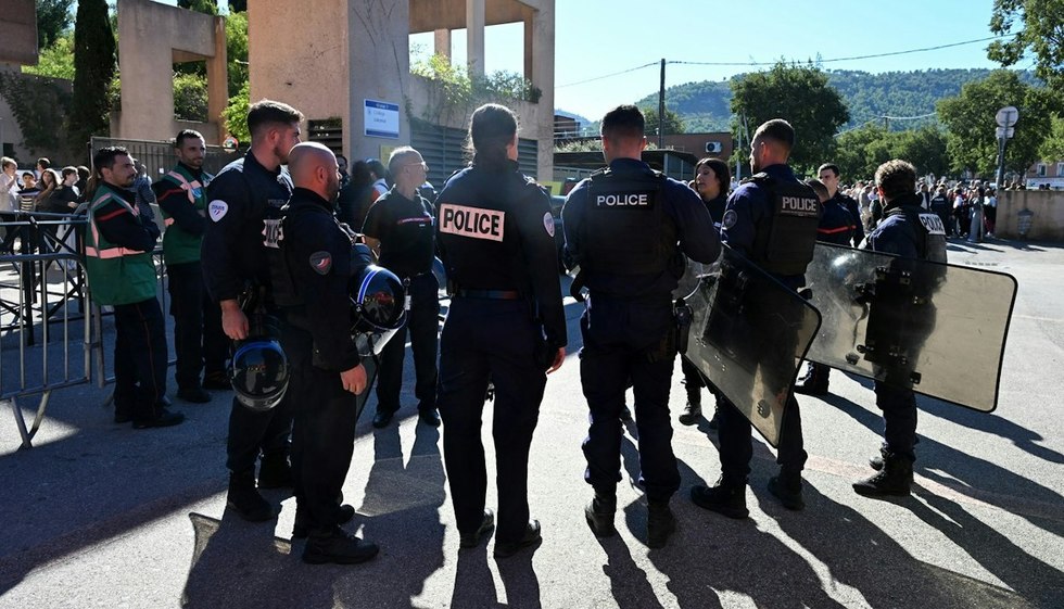 Atac armat la o şcoală din Franţa. Un elev de 14 ani a împuşcat doi profesori 