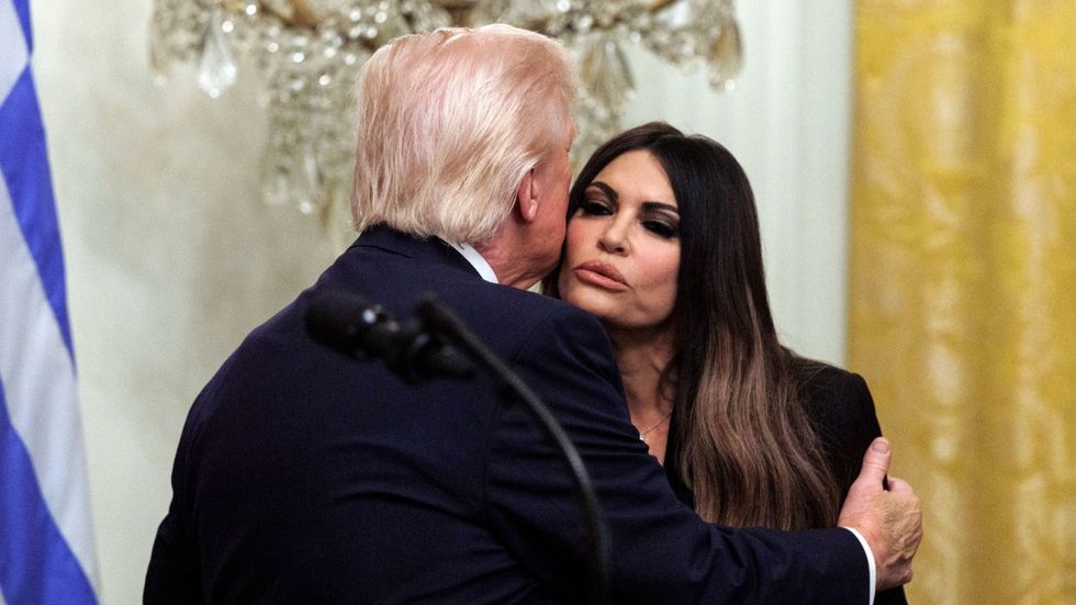 Trump a demis-o pe ambasadoarea Kimberly Guilfoyle după dezvăluirile compromiţătoare: „Făcea o treabă bună, dar nu ne-a plăcut ce am citit”