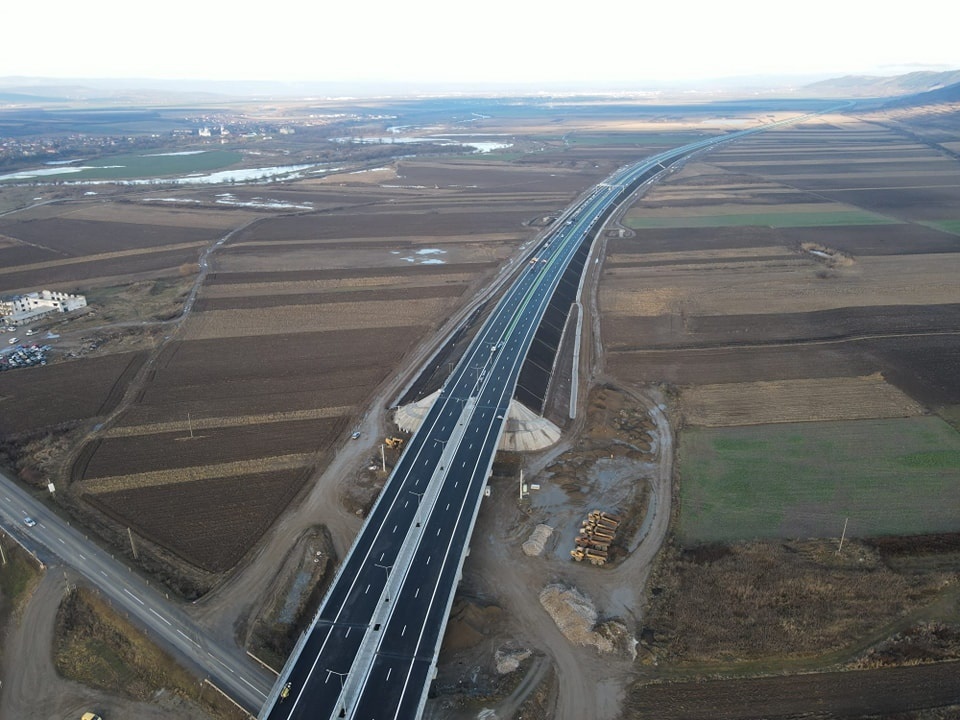 VIDEO. Circulaţia pe un nou tronson din Autostrada Transilvania a fost deschisă