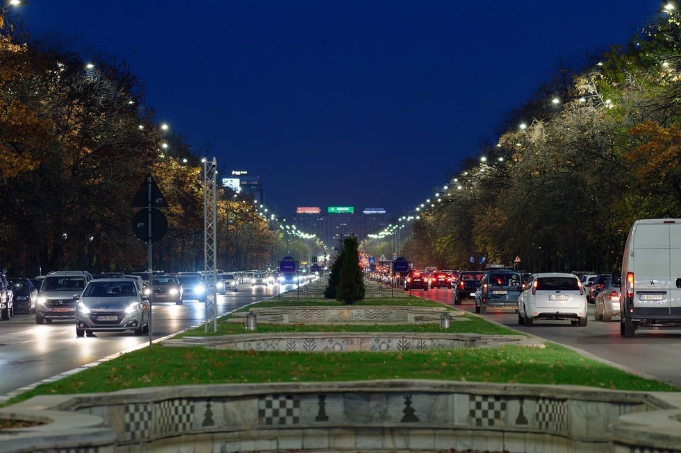 Proiect de lege care interzice staţionarea autovehiculelor cu motorul termic pornit în oraşe şi municipii